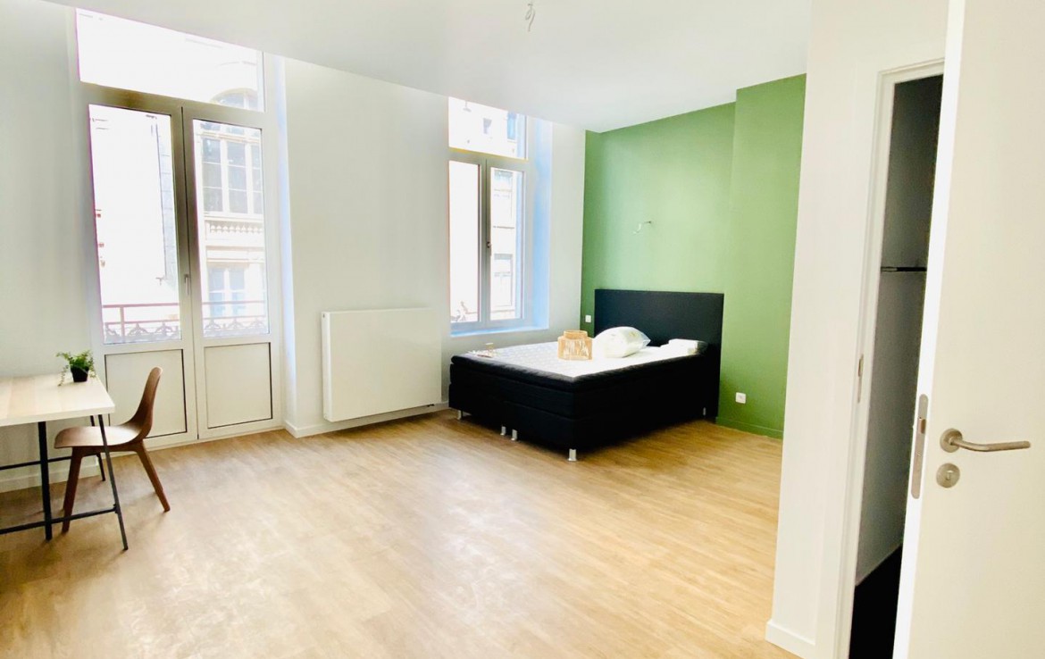 colive-coliving-collocation-maison-partagée-collocataires-Bruxelles-Sablon-moderne-grande-chambre-meublé-lit-double