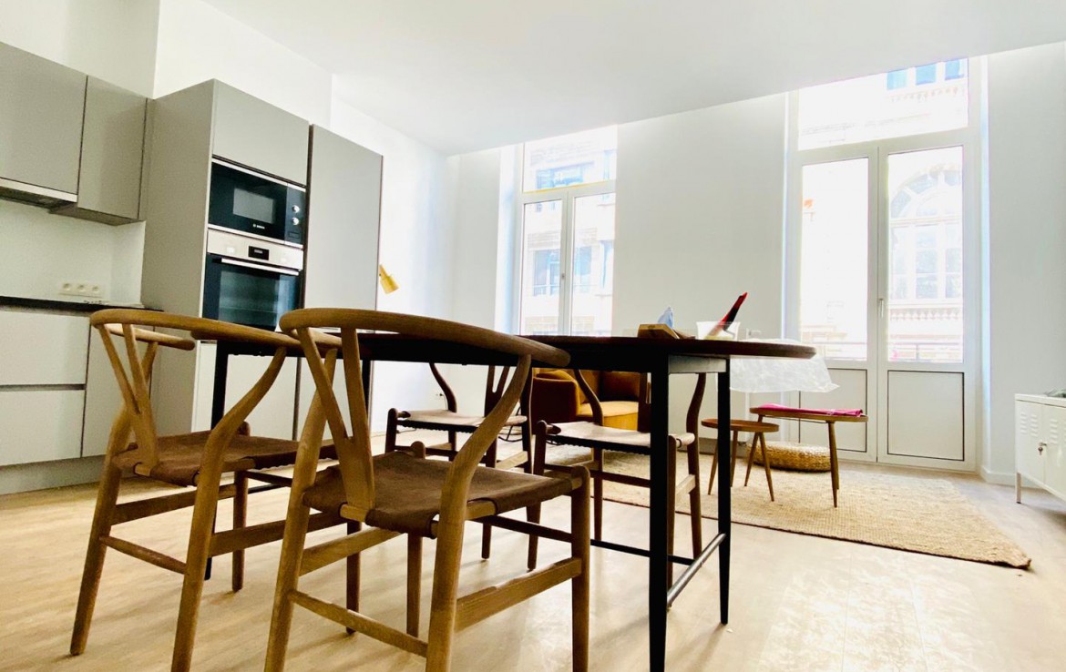 colive-coliving-collocation-maison-partagée-collocataires-Bruxelles-Sablon-moderne-grands-communs-cuisine-moderne-salle-à-manger-meublé