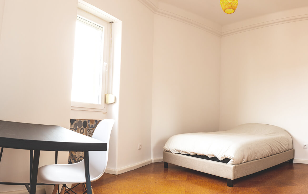 colive-coliving-collocation-maison-partagée-collocataires-Bruxelles-Alameda-chambre-avec-bureau-et-lit-double