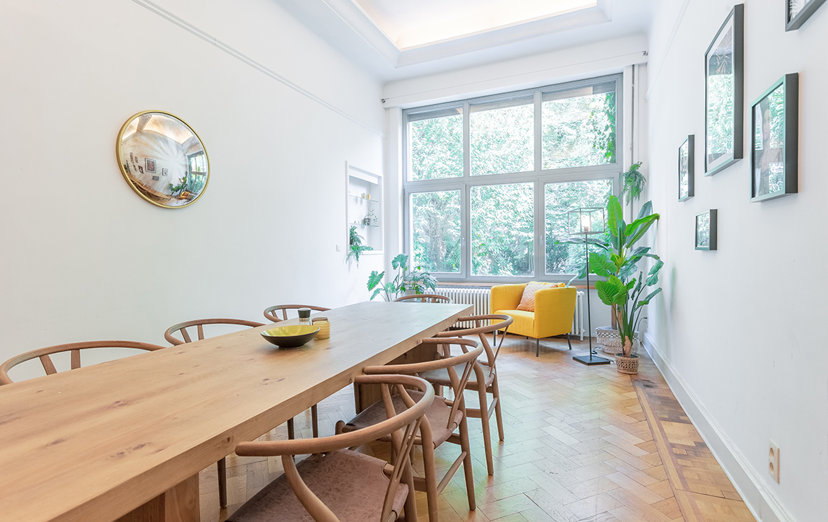 colive-coliving-collocation-maison-partagée-collocataires-Place-Stéphanie-salle-à-manger-moderne-avec-meubles