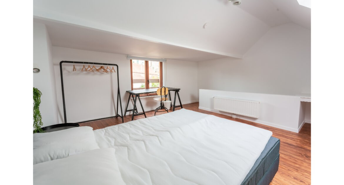 colive-coliving-collocation-maison-partagée-collocataires-Bruxelles-germoir-chambre-avec-lit-double-et-bureau