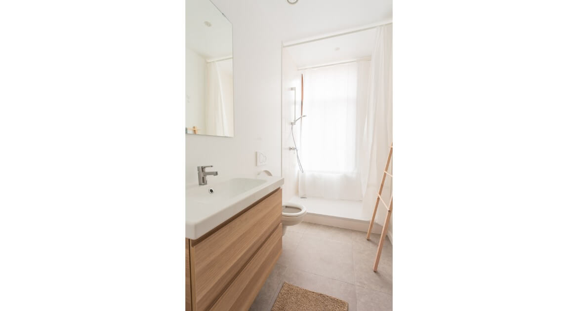colive-coliving-collocation-maison-partagée-collocataires-Bruxelles-germoir-salle-de-bain-moderne-avec-douche-italienne