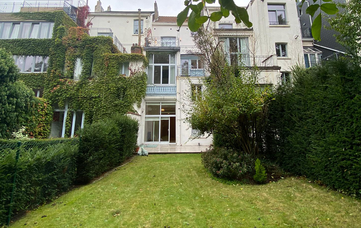 colive-coliving-collocation-maison-partagée-collocataires-Place-Stéphanie-grand-jardin-avec-terrasse