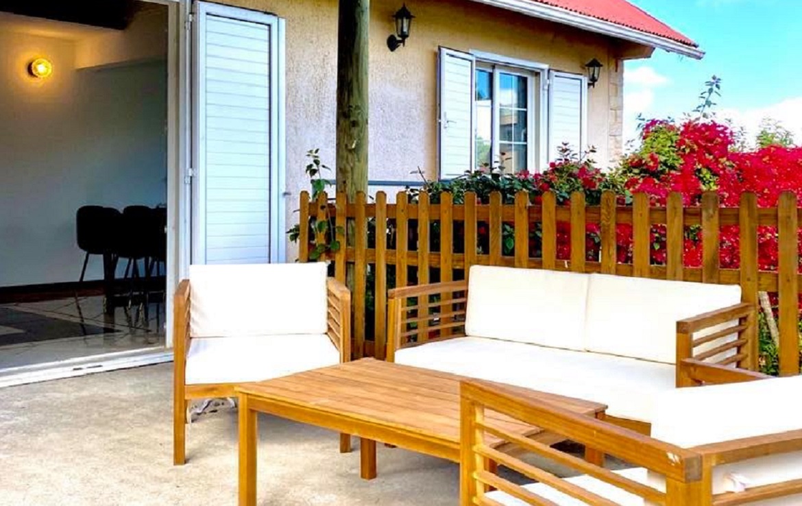 colive-coliving-collocation-maison-partagée-collocataires-La-Reunion-Trois-Mares-terrasse-exterieur-avec-mobilier-de-jardin