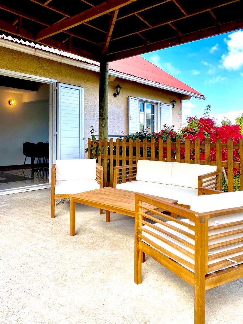 colive-coliving-collocation-maison-partagée-collocataires-La-Reunion-Trois-Mares-terrasse-exterieur-avec-mobilier-de-jardin