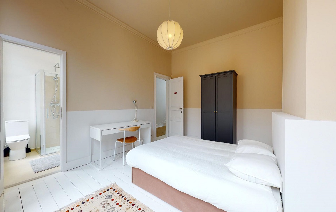 colive-coliving-collocation-maison-partagée-collocataires-Bruxelles-Flagey-chambre-double-avec-bureau-et-lit